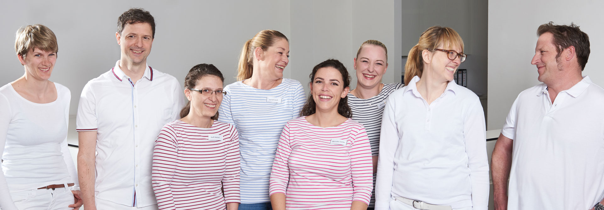 Gruppenfoto Ärzte und MItarbeiterinnen der Praxis Hausarzt Forum Winterhude